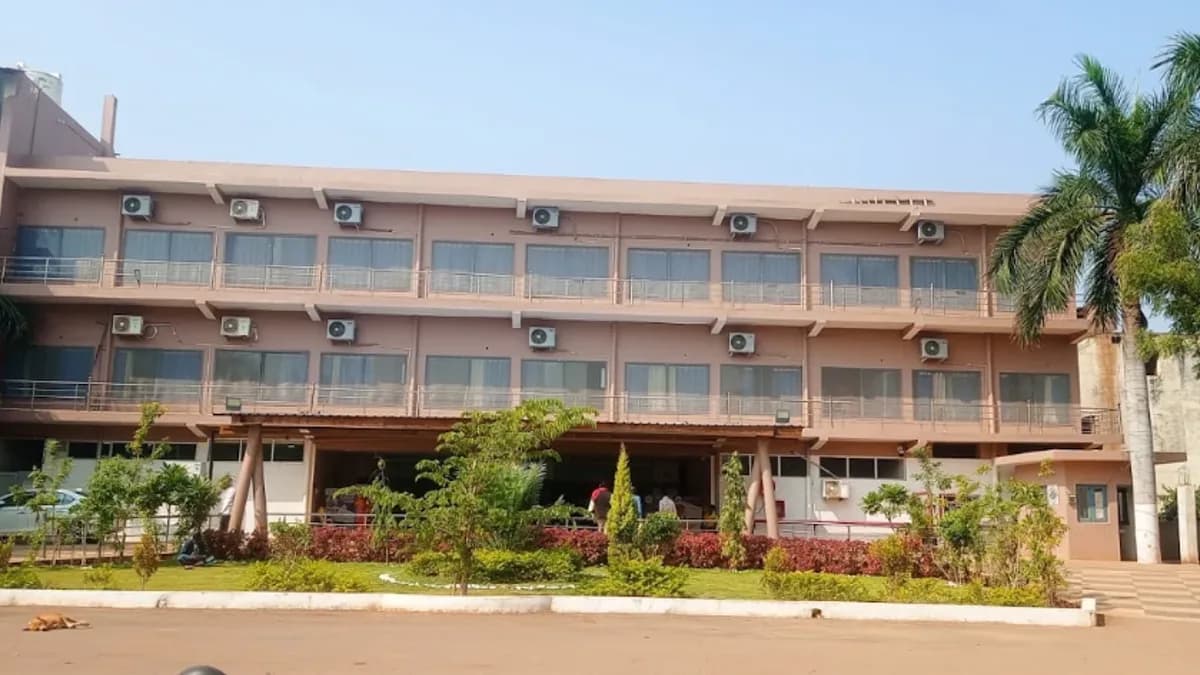 Building facade of Roop Jeevan Multi-Specialty Hospital in Kawardha