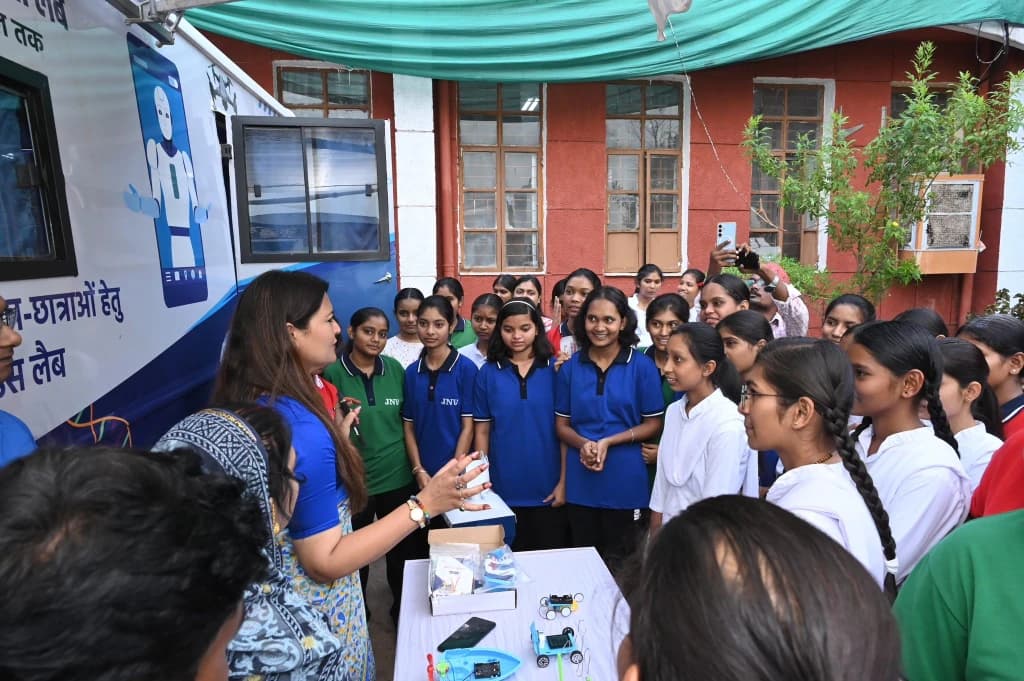 Bhawna Didi Ki Science Pathshala Mobile Emerging Technology Lab in Pandariya Kabirdham