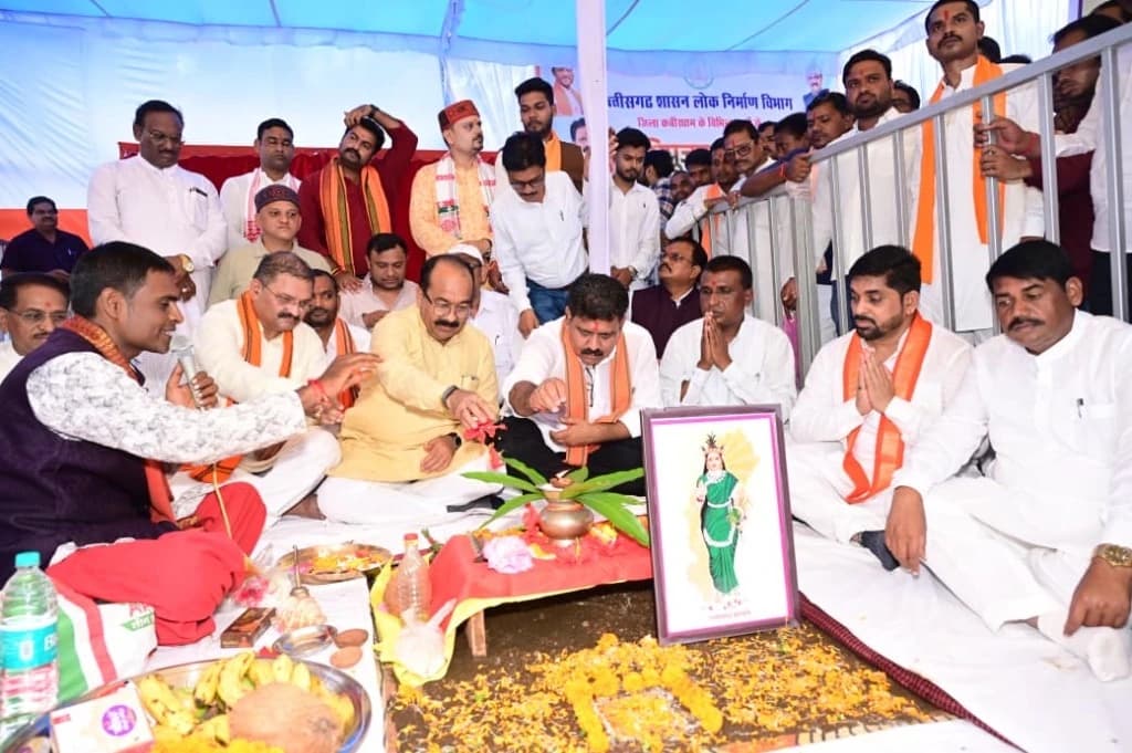 Deputy Chief Minister Vijay Sharma performing Bhoomi Pujan for 54-crore Kawardha four-lane road and welcome gates at Naya Mandi