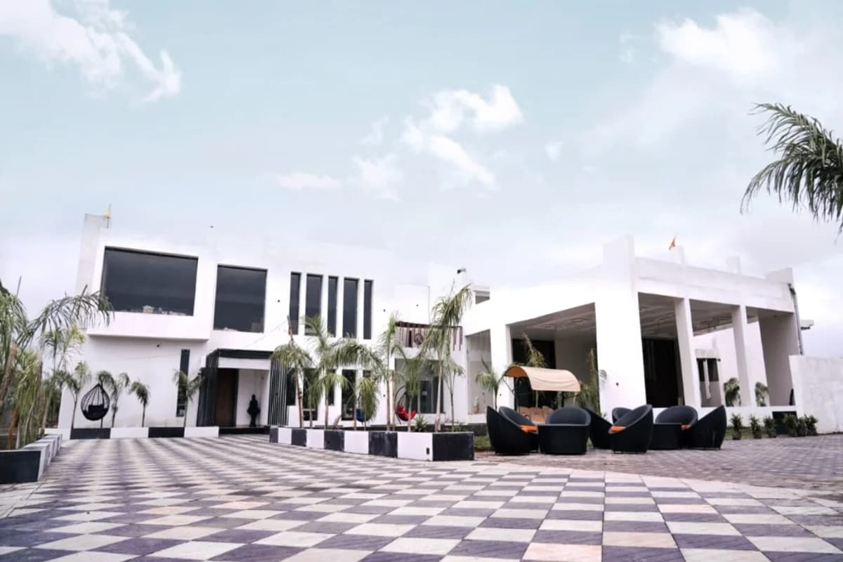 Hotel Narayani International guest rooms and banquet property in Kawardha