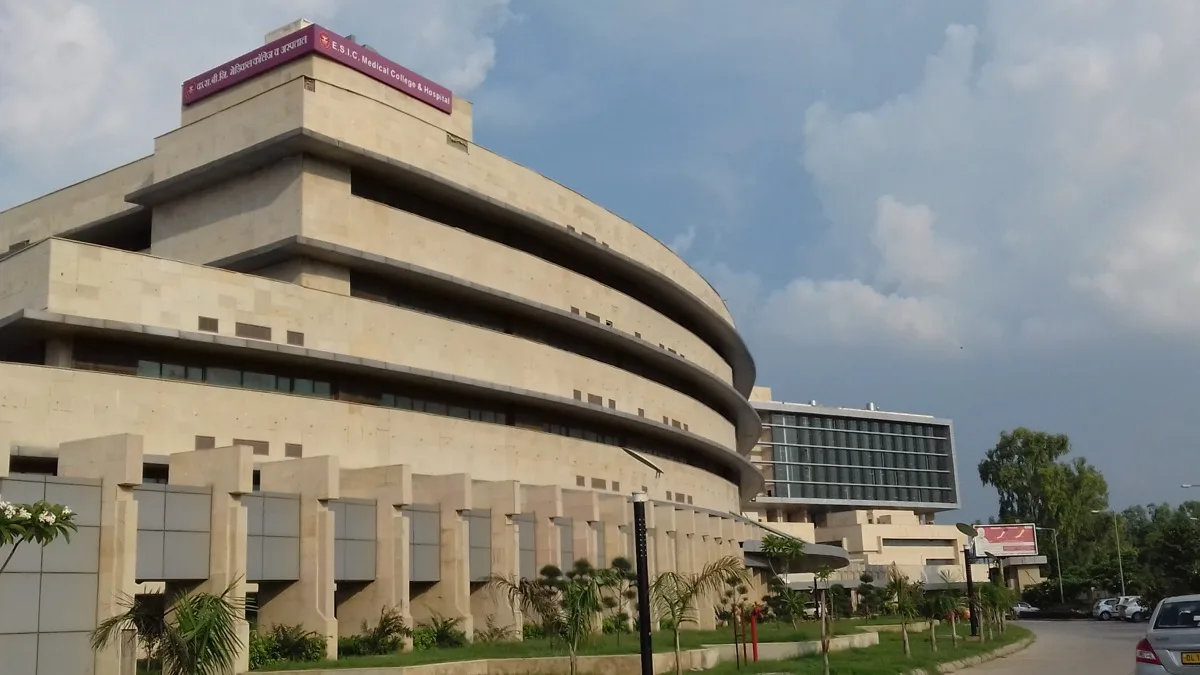 Modern academic block and healthcare facility representing Government Medical College Kabirdham
