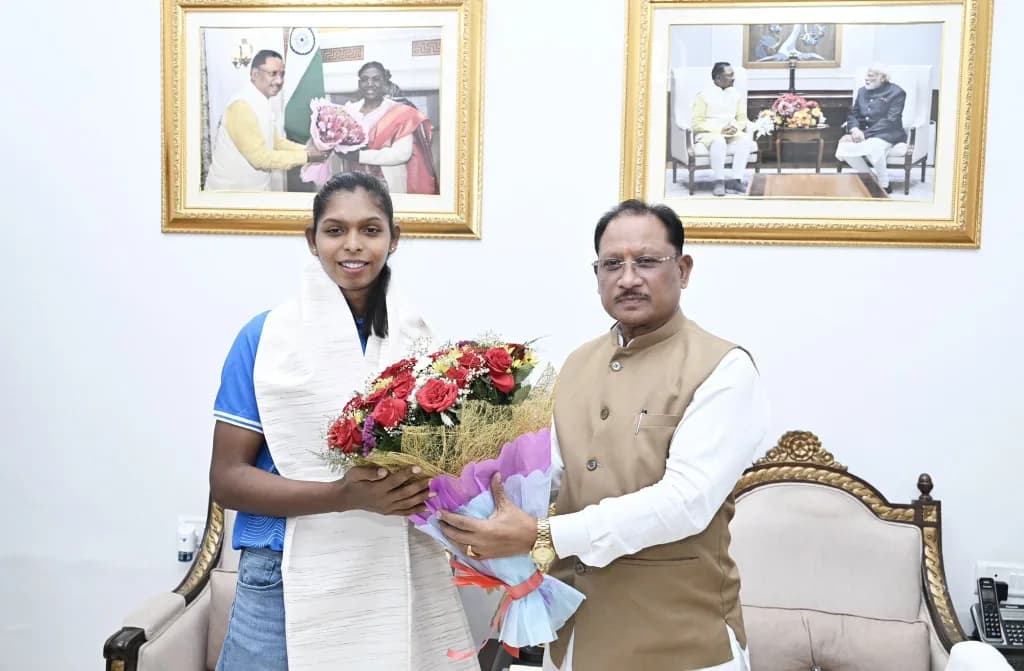 Chief Minister Vishnu Deo Sai felicitating Asian Games Gold medalist Sanju Devi at CM Niwas Raipur