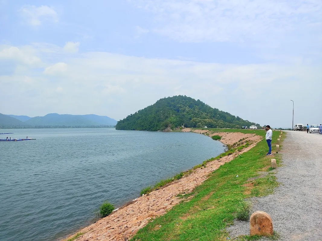 Upgraded lakeside promenade and embankment road at Sarodha Dam in Kawardha